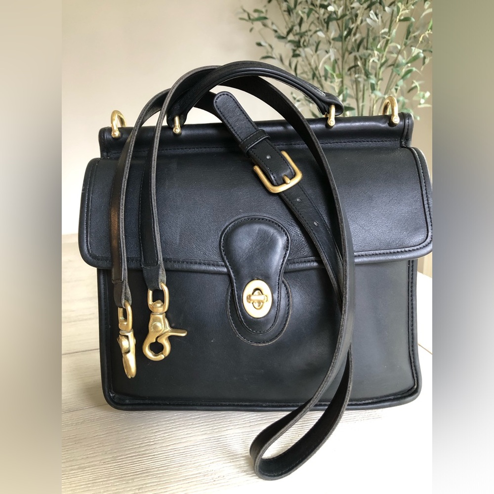 Vintage Coach Willis Handbag EUC
Classic Black Leather w/ Brass hardware #9927